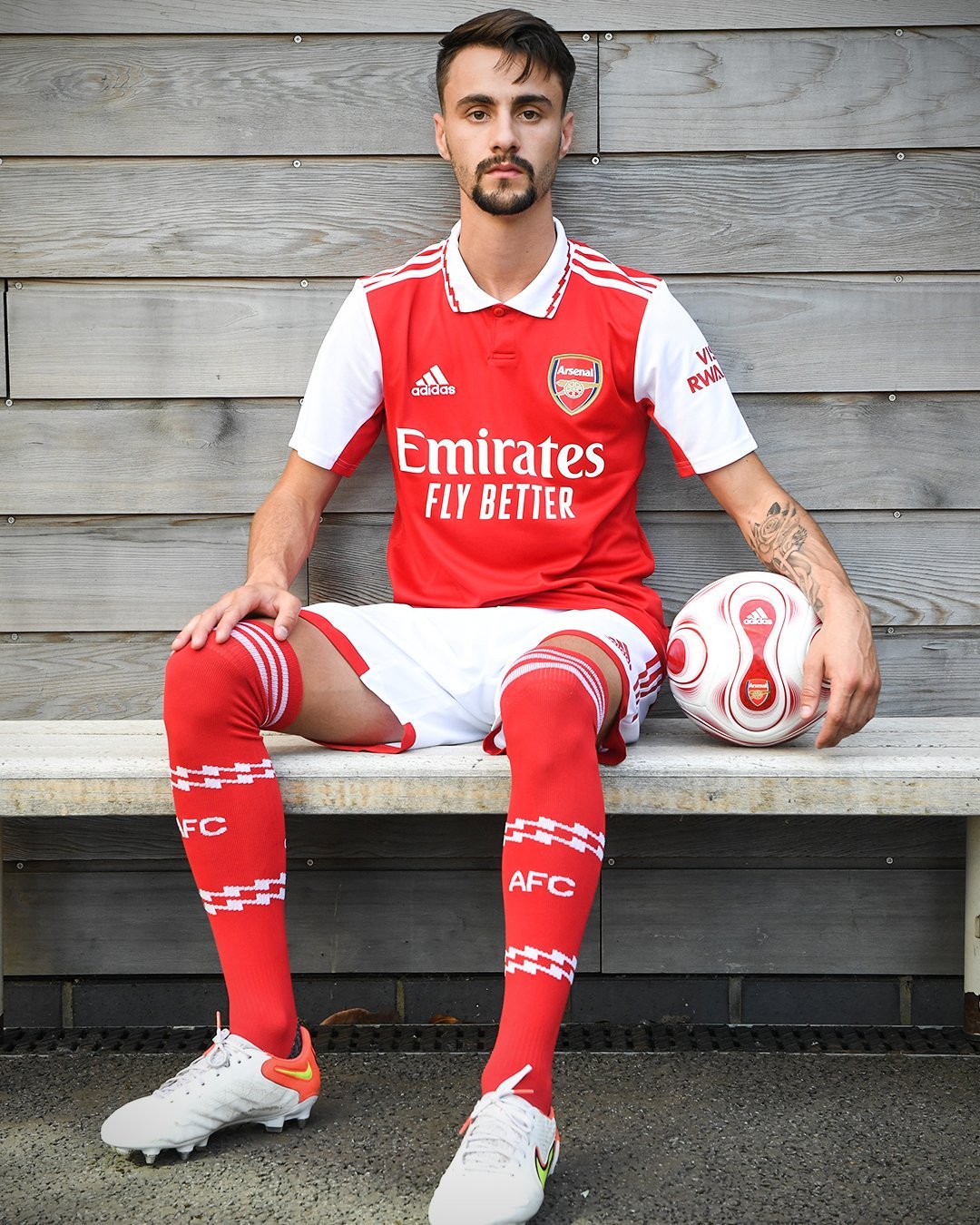 开云平台-英超赛程吃紧,塞维利亚冲刺阶段复出首秀,质疑声仍在,团队化学反应显著的简单介绍