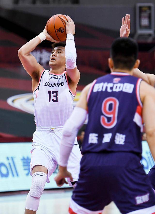 CBA季后赛赛程吃紧，阿斯顿维拉今晚回应争议，更衣室稳定，轮换策略成焦点